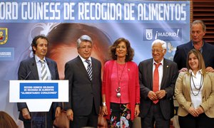 Foto de familia junto a la alcaldesa de Madrid y Mensajeros de la Paz
